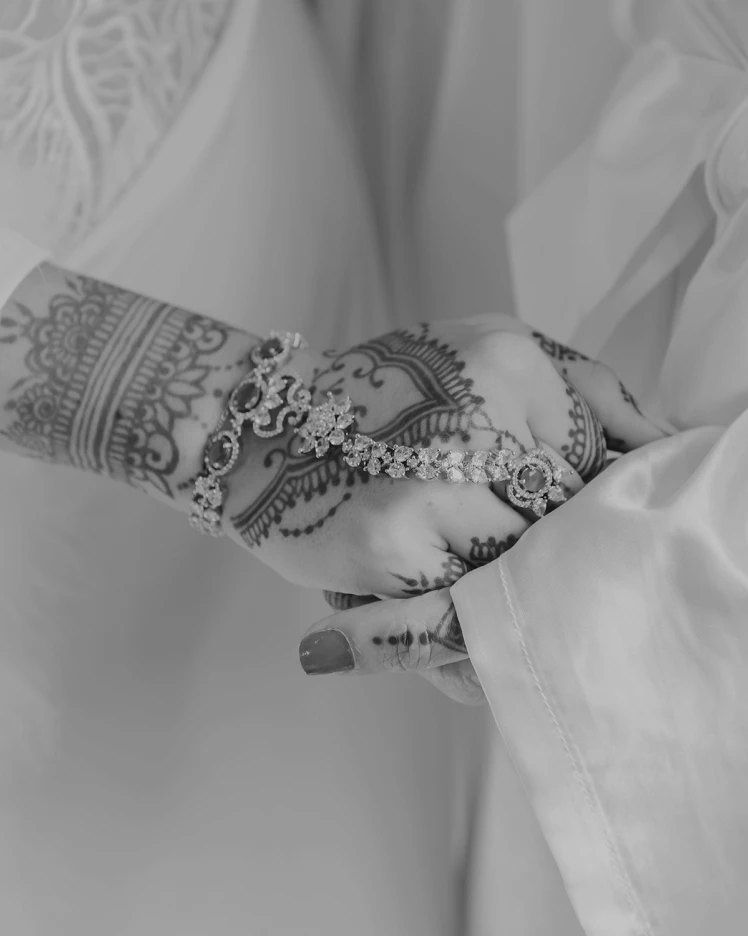 Mano con joyas y tatuajes de henna
