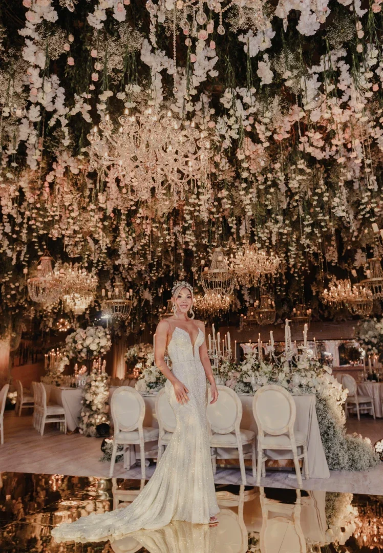 Novia en salón de bodas con muchos candelabros