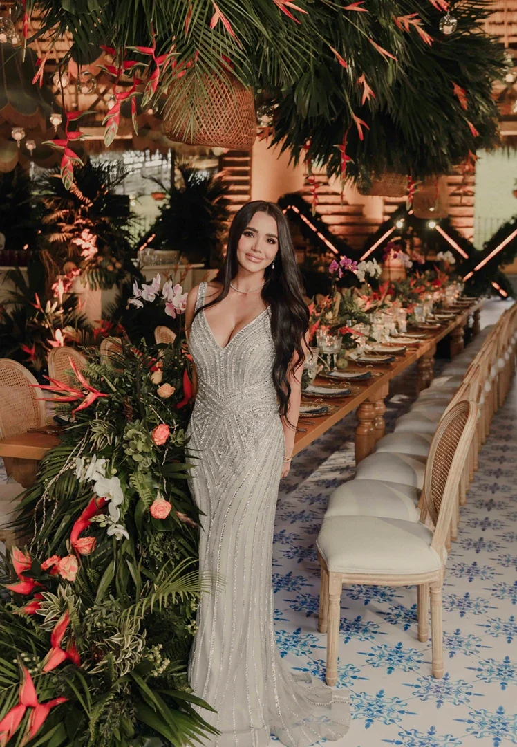 Mujer al lado de decoración para un matrimonio