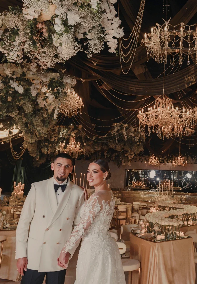 Pareja de esposos en salón elegante testimonio de una historia