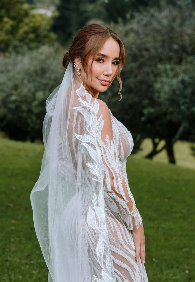 Novia posando con su vestido al aire libre