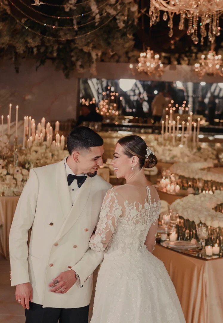 Pareja de esposos en salón elegante testimonio de una historia