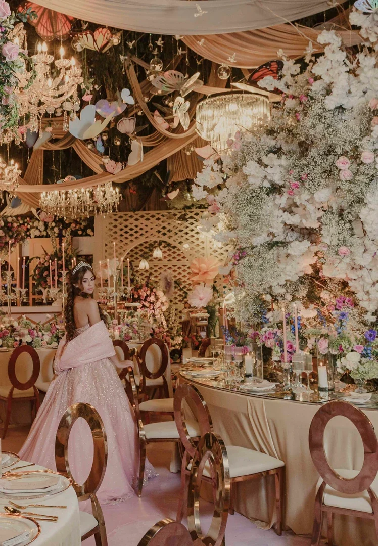Chica en salón con decoraciones blancas y doradas testimonio de una historia